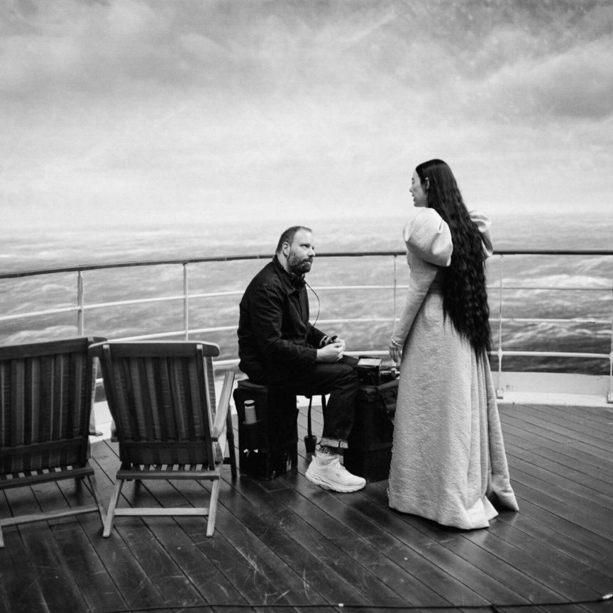 Yorgos Lanthimos et Emma Stone sur le tournage de Pauvres créatures.