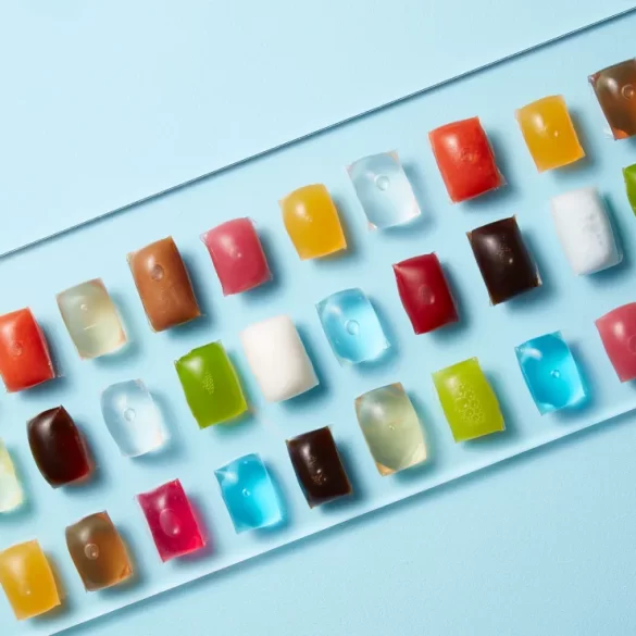 Capsules Oohoo de Notpla, biodégradables et comestibles fait à partir d'algues brunes © Notpla