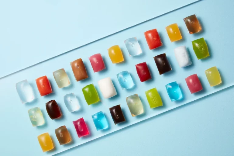 Capsules Oohoo de Notpla, biodégradables et comestibles fait à partir d'algues brunes © Notpla