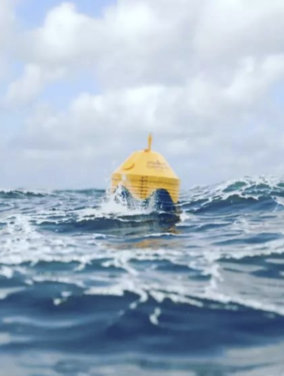 Bouée géante de CorPower Ocean convertissant l'énergie des vagues en électricité, au large du Portugal. - © CorPower Ocean