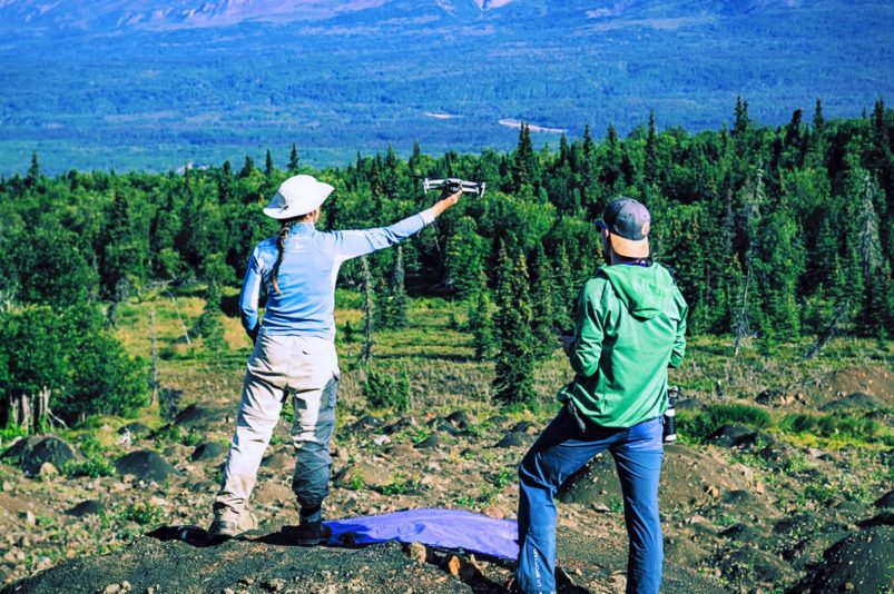 Susan Conway et Calvin Beck préparent le vol d'un drone lors de l'expédition du CNRS en Alaska en août 2023 - © Cyril FRESILLON / LPG / CNRS Images