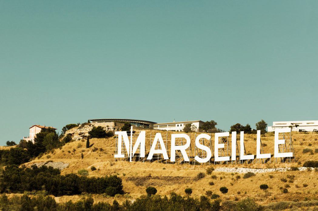 Photo de la colline de Grand Littoral à Marseille reprenant les lettres d'Hollywood.