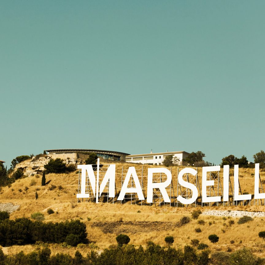 Photo de la colline de Grand Littoral à Marseille reprenant les lettres d'Hollywood.