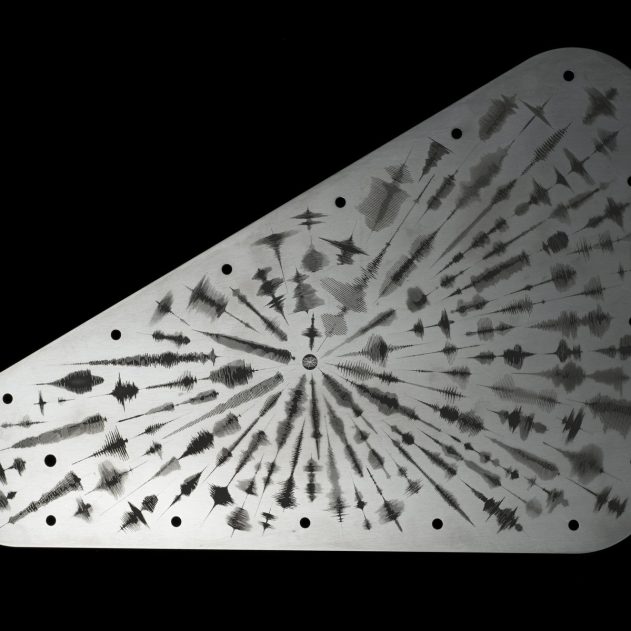 La plaque de la sonde Europa Clipper présente des gravures des ondes sonores du mot "eau" lu dans 103 langues différentes y rayonnent autour d’une symbolisation de ce même mot en langue des signes américaine. - © NASA/JPL-Caltech