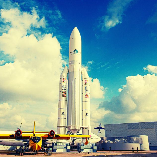 La fusée européenne Ariane 5, ici à l'aéroport du Bourget en 2016, sera suppléée par des fusées privées françaises d'ici à 2027 a annoncé Emmanuel Macron. © Alexandra Lande