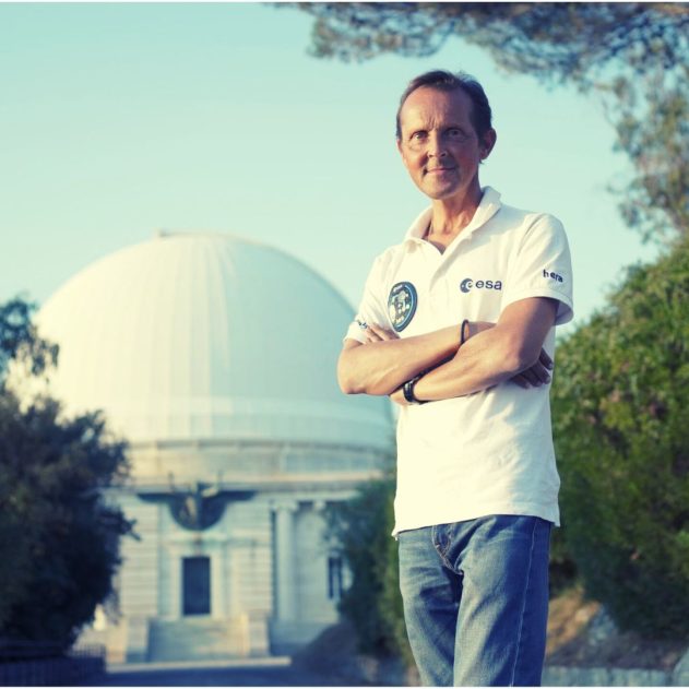 L'astrophysicien spécialiste des astéroïdes Patrick Michel devant l'observatoire de la Côte d'Azur à Nice. Photo : DR