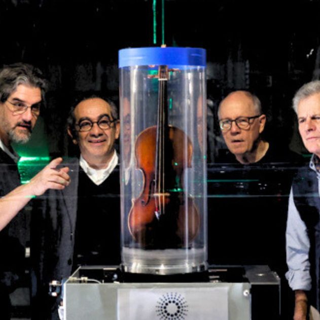 Il Cannone, le célèbre violon de Paganini est protégé dans un tube de verre pour son analyse non-destructive aux rayons X au Synchrotron de Grenoble les 9 et 10 mars 2024 - © ESRF/P. Jayet