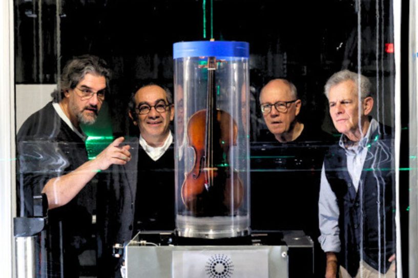 Il Cannone, le célèbre violon de Paganini est protégé dans un tube de verre pour son analyse non-destructive aux rayons X au Synchrotron de Grenoble les 9 et 10 mars 2024 - © ESRF/P. Jayet
