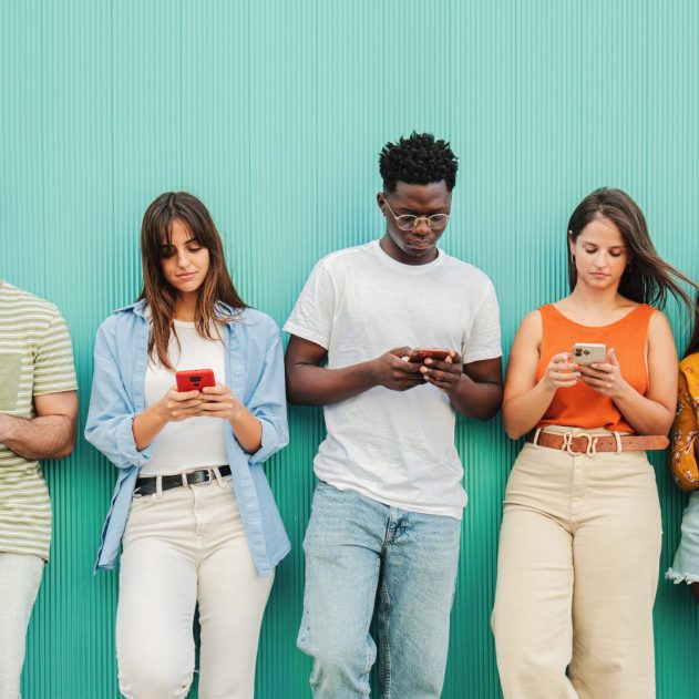 "42 % des 11-14 ans reconnaissent que l’impact des réseaux sociaux sur eux serait plutôt négatifs."