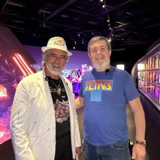 Alekseï Pajitnov , le créateur russe de Tetris, et Henk Rogers, le commercial qui a popularisé le jeu dans le monde entier, dans le décor de l'exposition "Video Game and Music" à la Philarmonie de Paris.