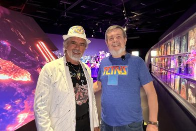 Alekseï Pajitnov , le créateur russe de Tetris, et Henk Rogers, le commercial qui a popularisé le jeu dans le monde entier, dans le décor de l'exposition "Video Game and Music" à la Philarmonie de Paris.